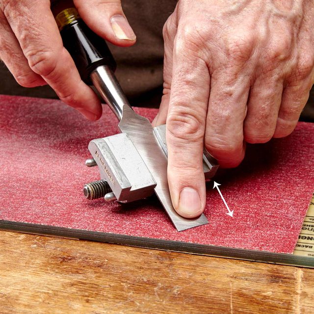 sharpen chisel on sandpaper