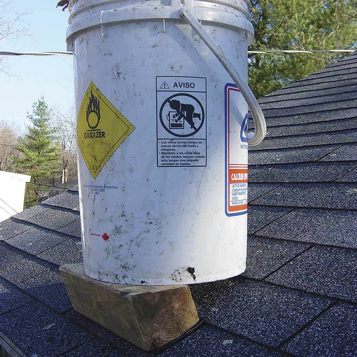 On-the-level tool bucket