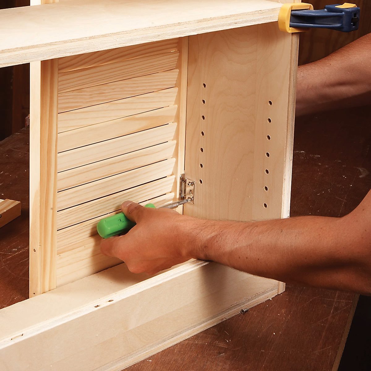 FH07OCT_482_56_014 position doors on cabinets