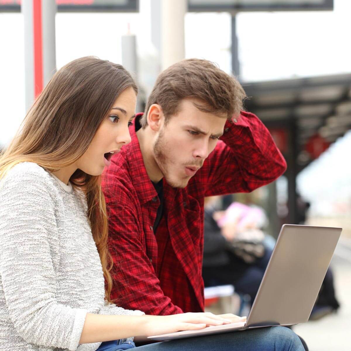 shutterstock_272762726 surprised computer
