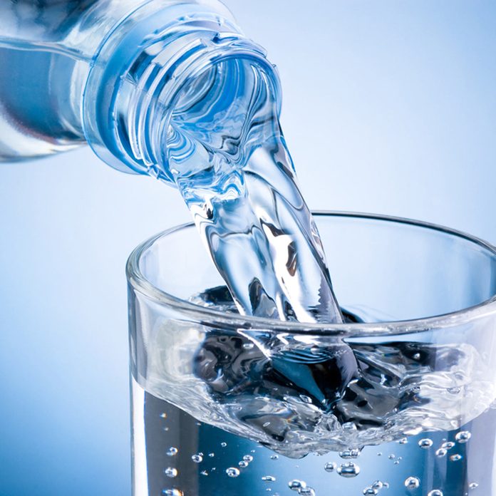 pour water into glass oxygenate