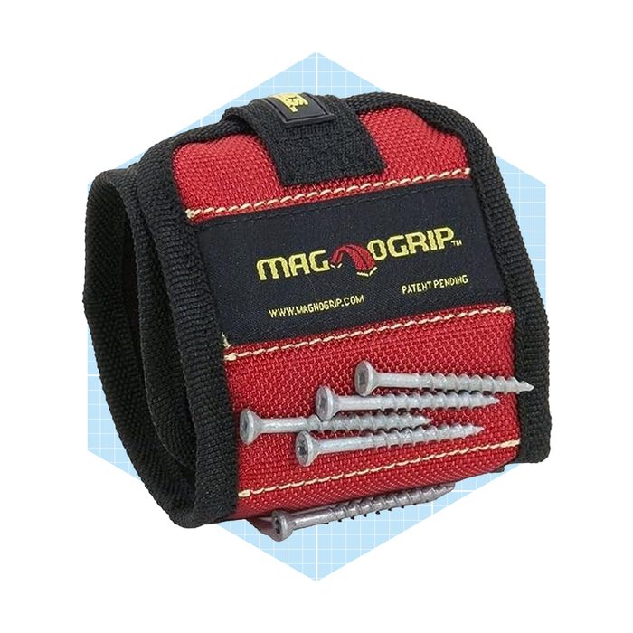 A magnetic wristband holds screws, enabling hands-free access while working on projects, set against a light blue geometric background.