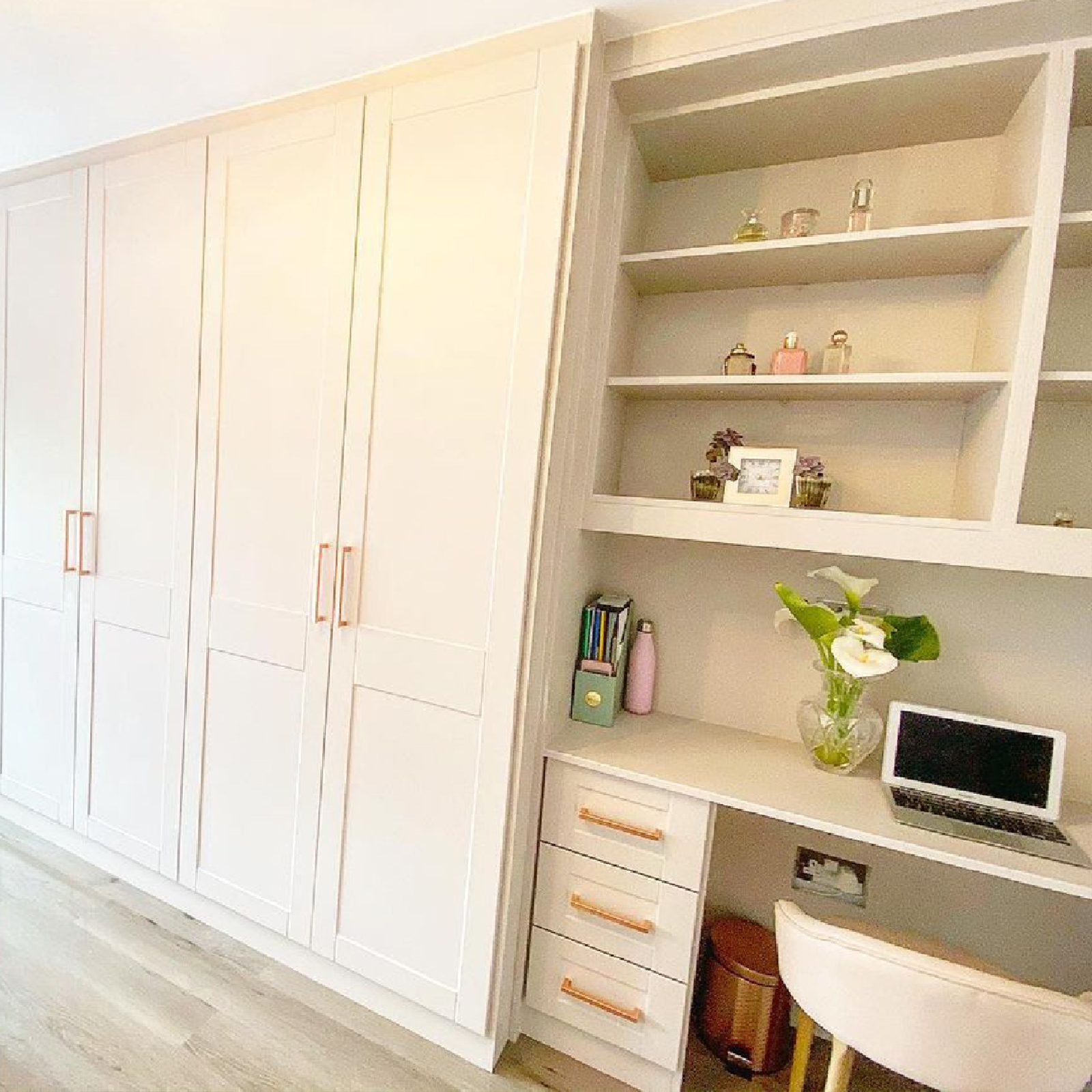 Chis Chat Home Instagram Desk