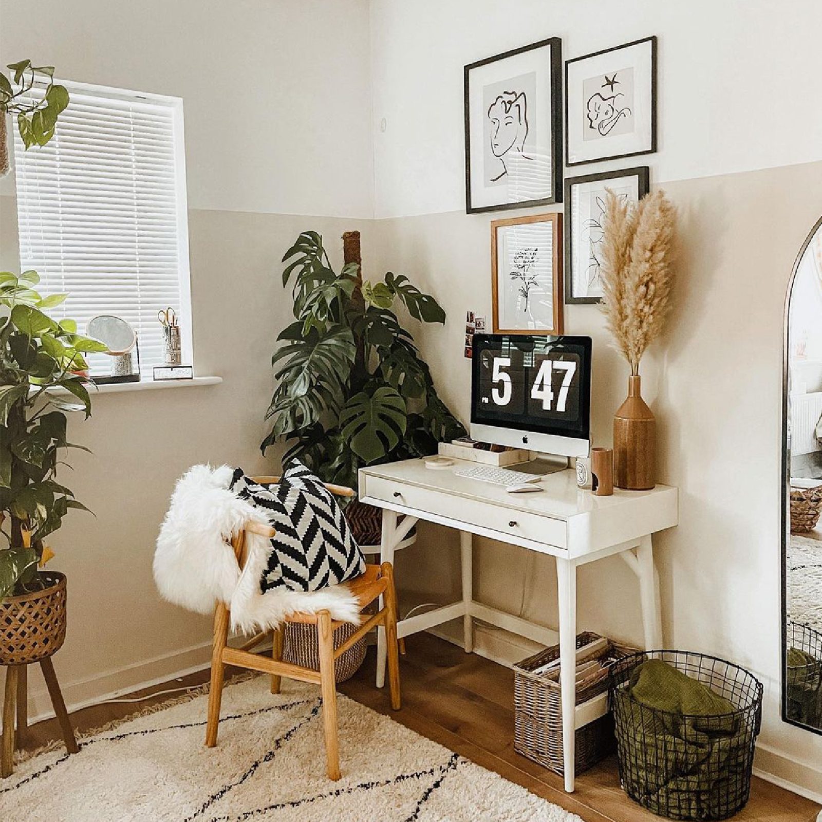 Gemellisx Instagam Desk