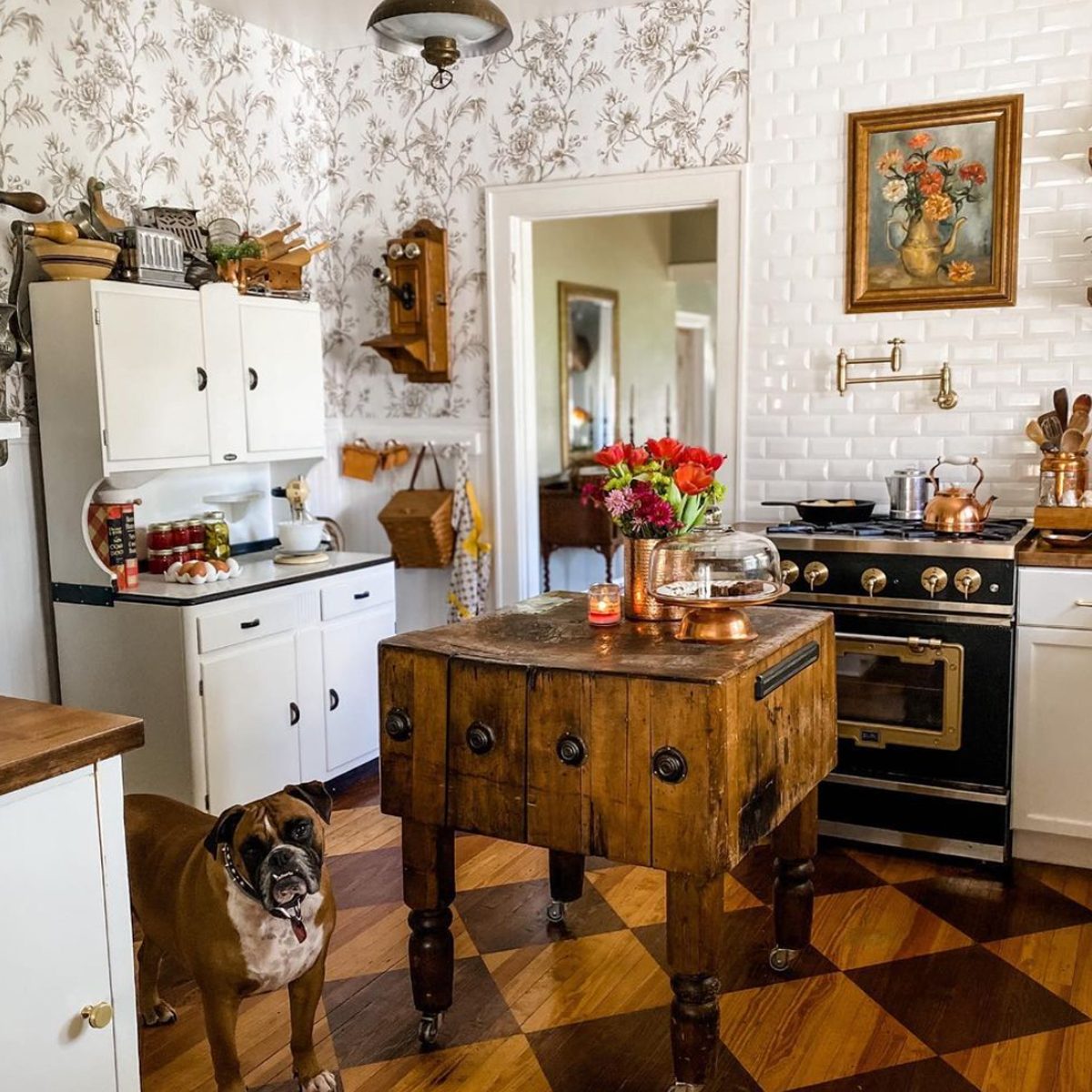 Neutral Kitchen Wallpaper Idea Courtesy @grantcottage 1924 Via Instagram