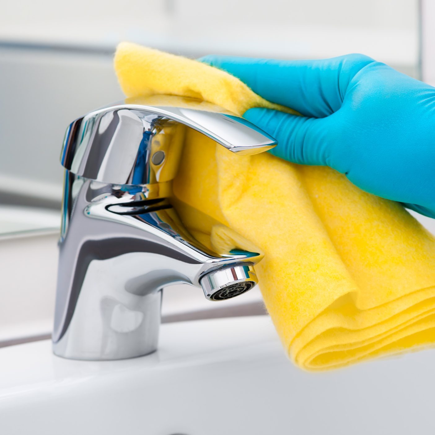 Cleaning bathroom faucet