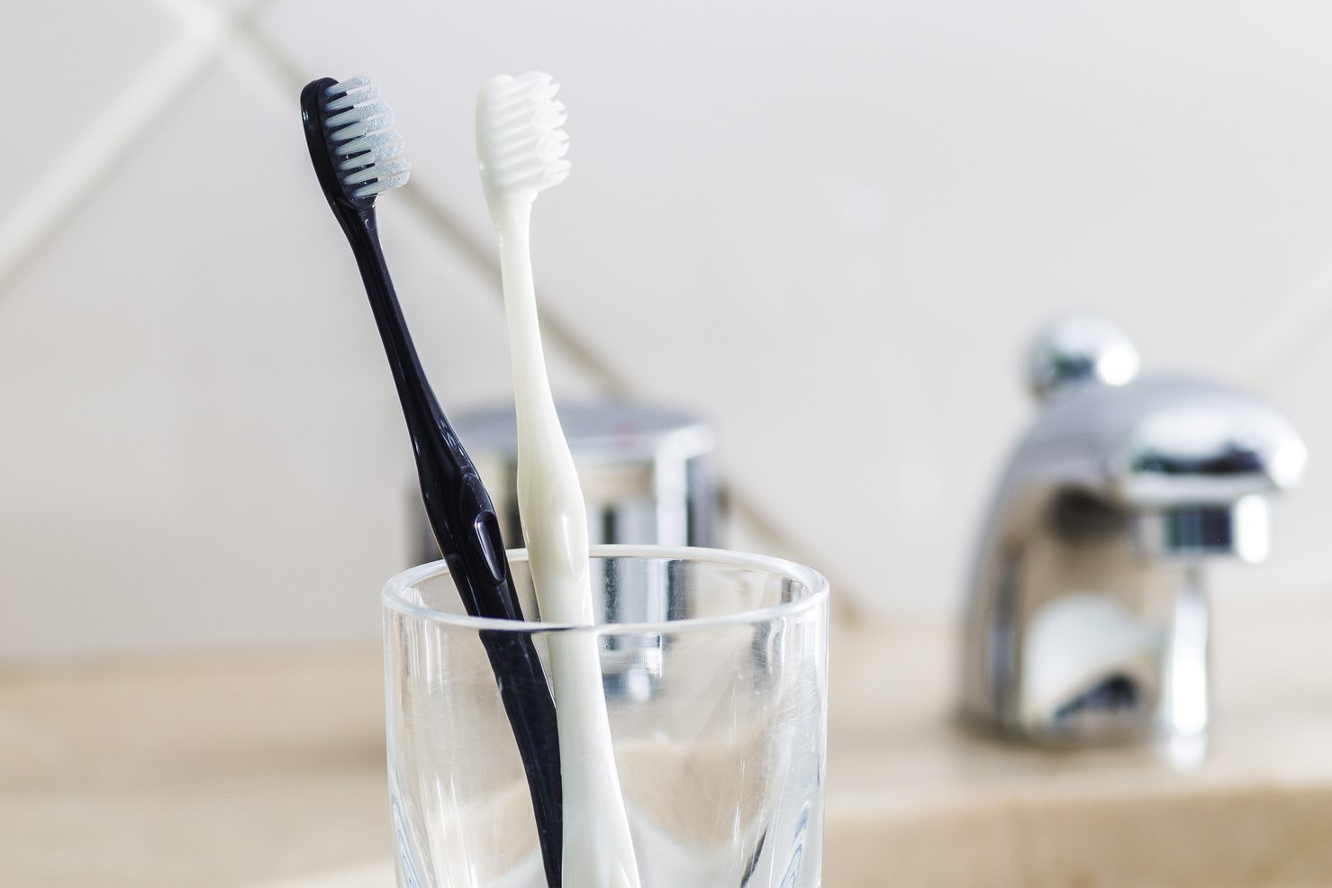 Toothbrush and washroom