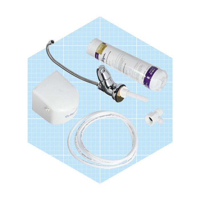 A chrome faucet, water filter cartridge, connecting tubing, and a small white housing unit are arranged on a blue grid background.