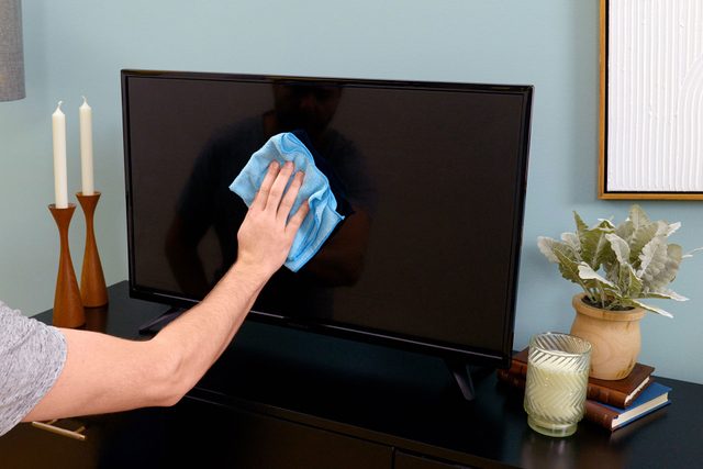 How to clean a tv screen
