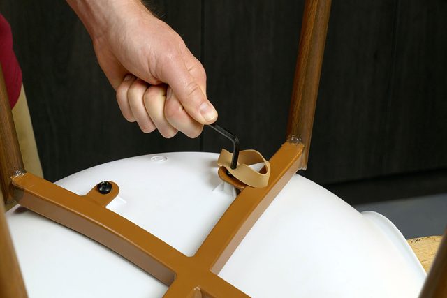 Using rubber band to screw