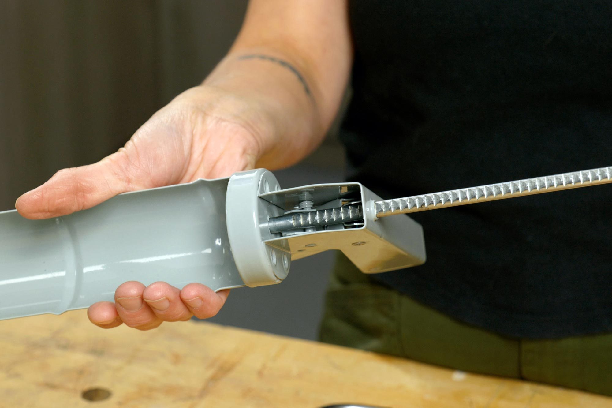 Ratchet rod caulk gun