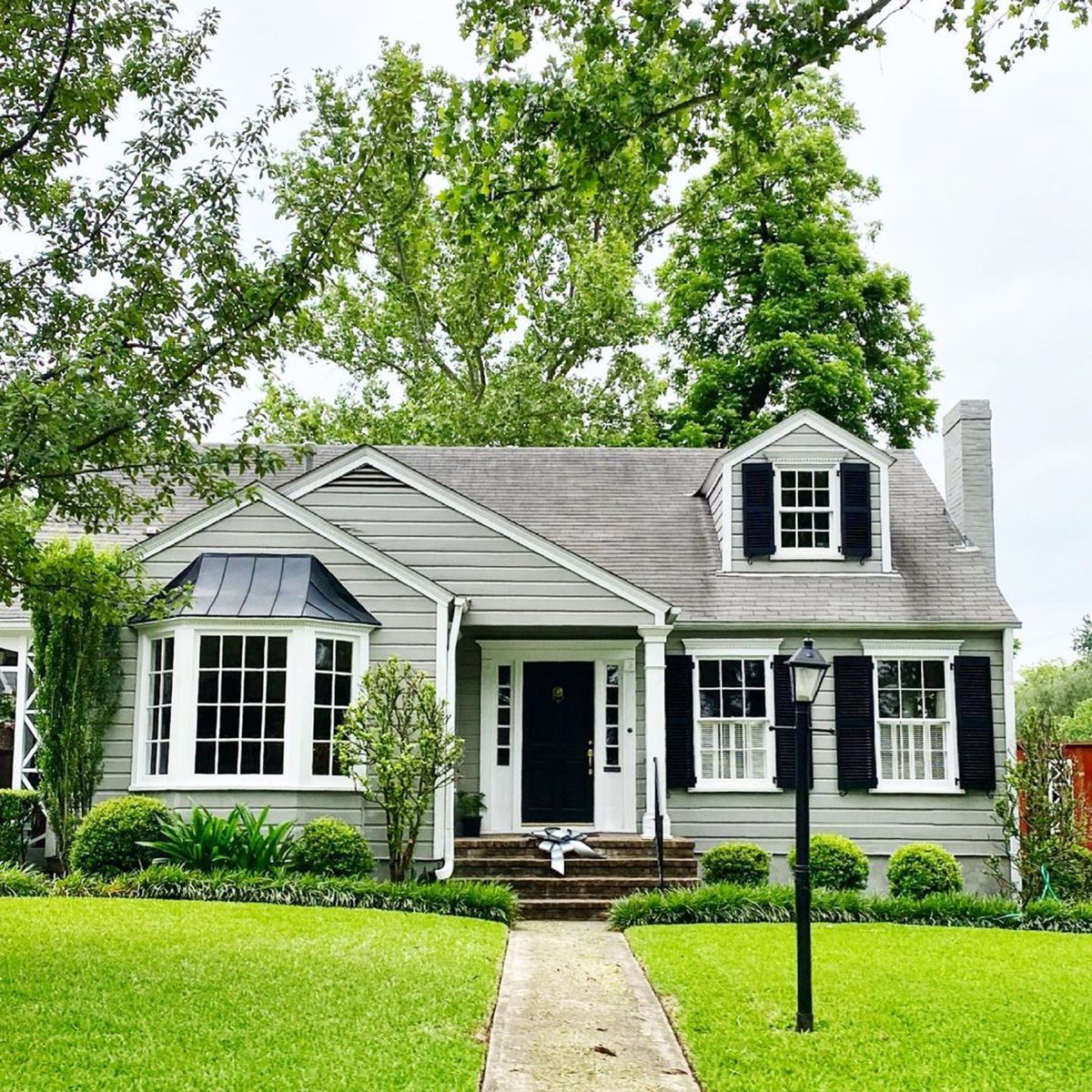 8 Gray Exterior House Paint Ideas For A Modern Makeover Gray And Black Courtesy @charmingaustintexas