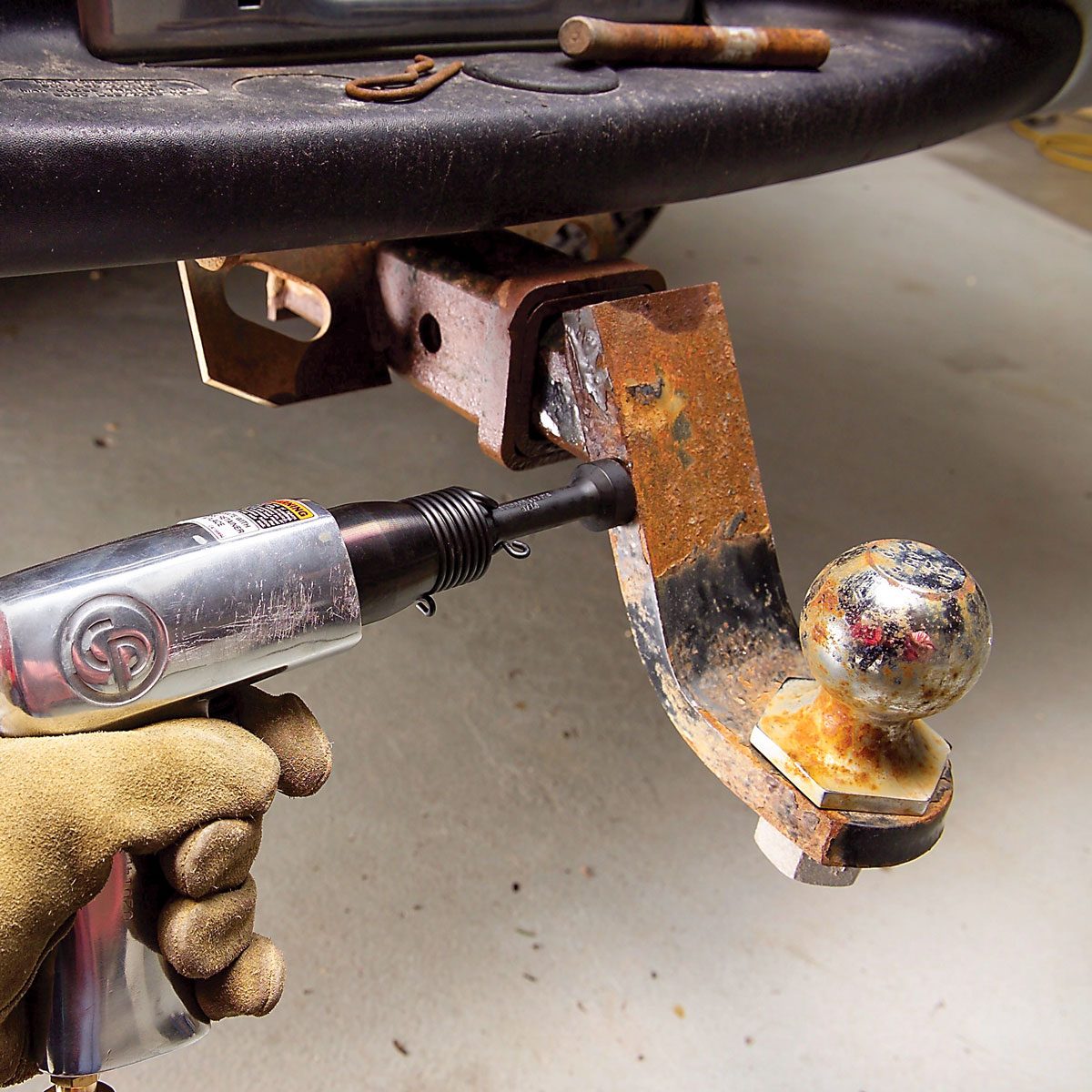 Loosening The Trailer Hitch With The Help Of Air Hammer