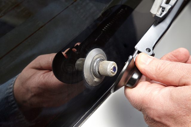 How To Replace Windshield Wipers And Wiper Arms Fh13jun 539 13 052 Ssedit
