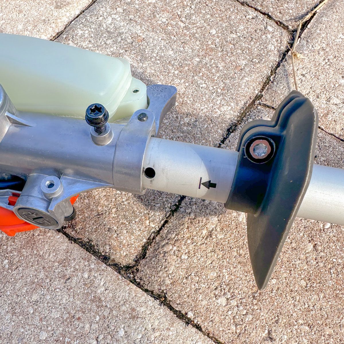 Husquvarna 330i Combi Features Screw