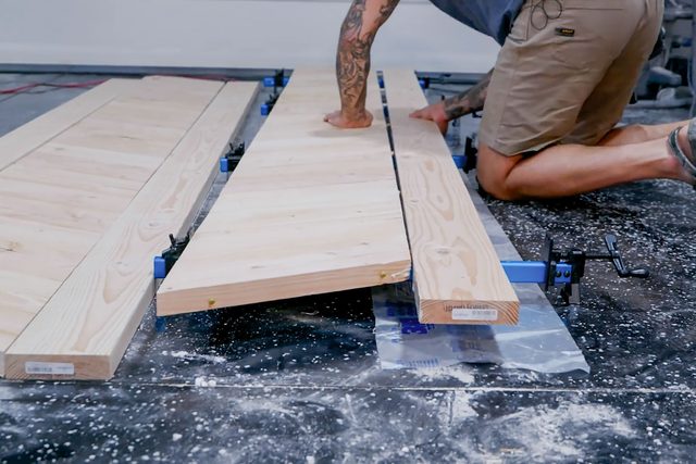 Joining wooden panels by glueing them