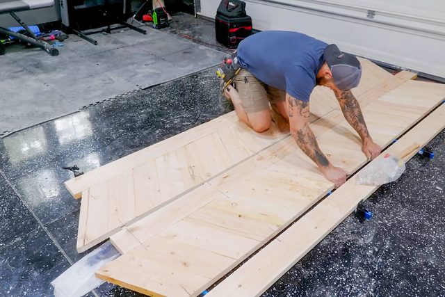 Joining wooden panels by glueing them