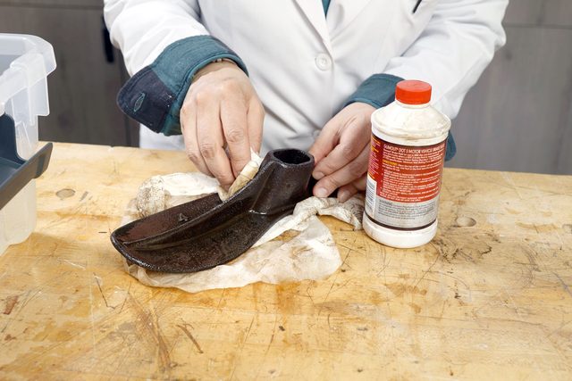 Seal item with an oil or a wax paste