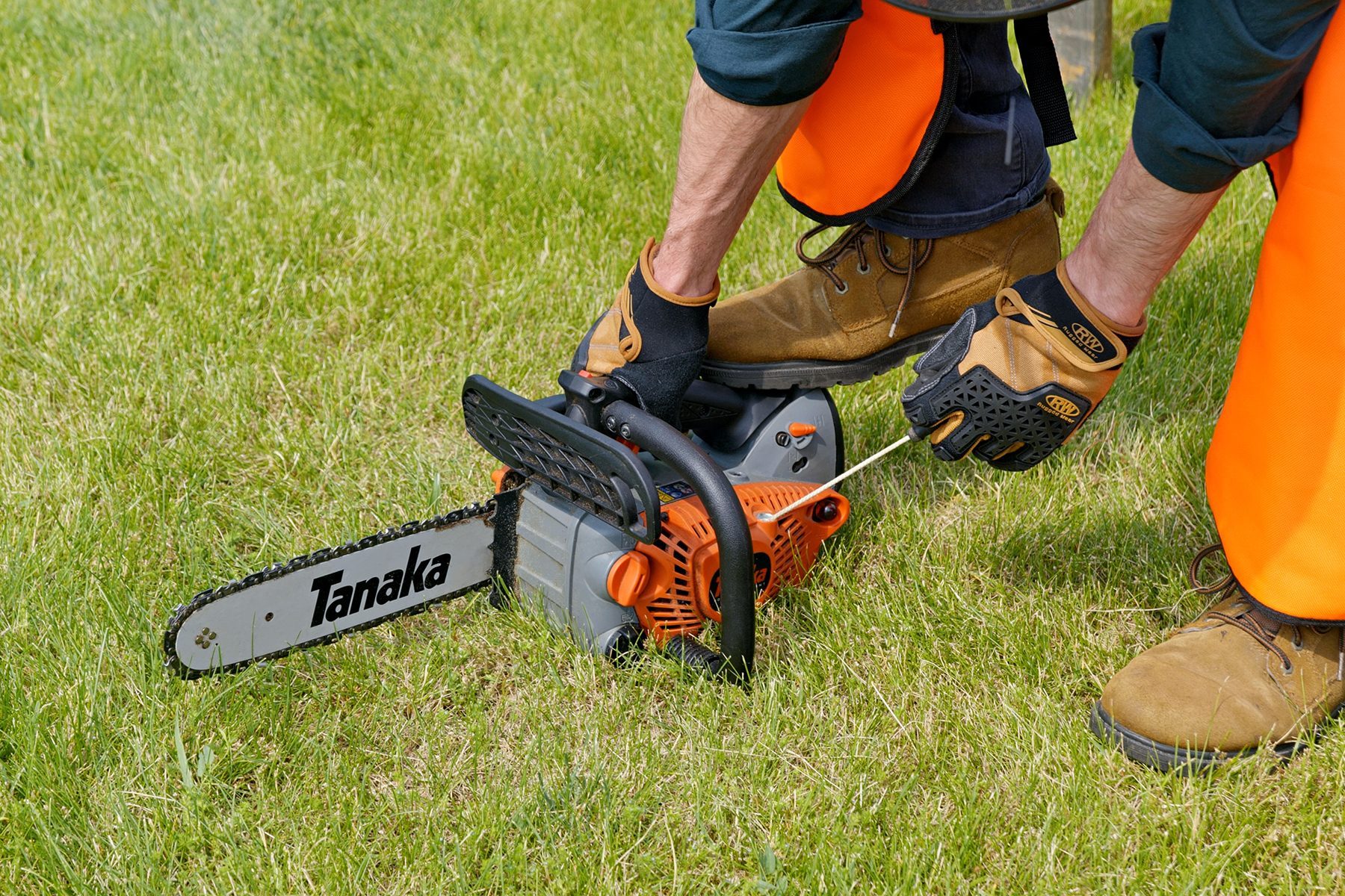 How To Use A Chainsaw Safely Fhmvs24 Pk 06 27 Chainsawsafety Step8