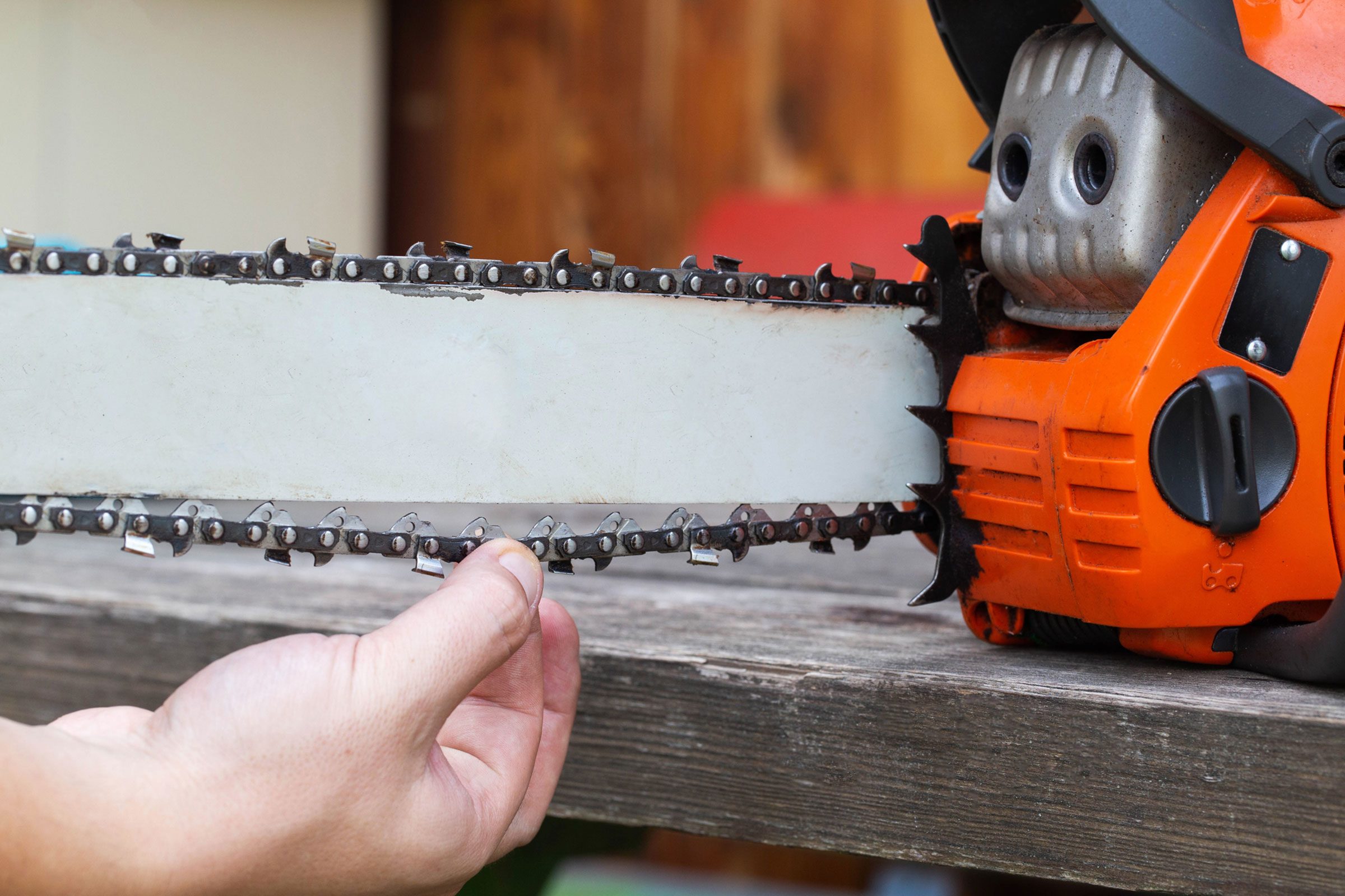 How To Tighten a Chainsaw Chain