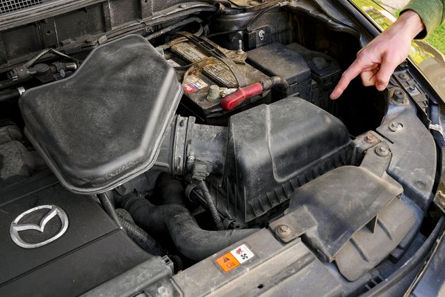 How To Change The Air Filter In Your Car Fhmvs24 Mf 10 10 Engineairfilter Step2