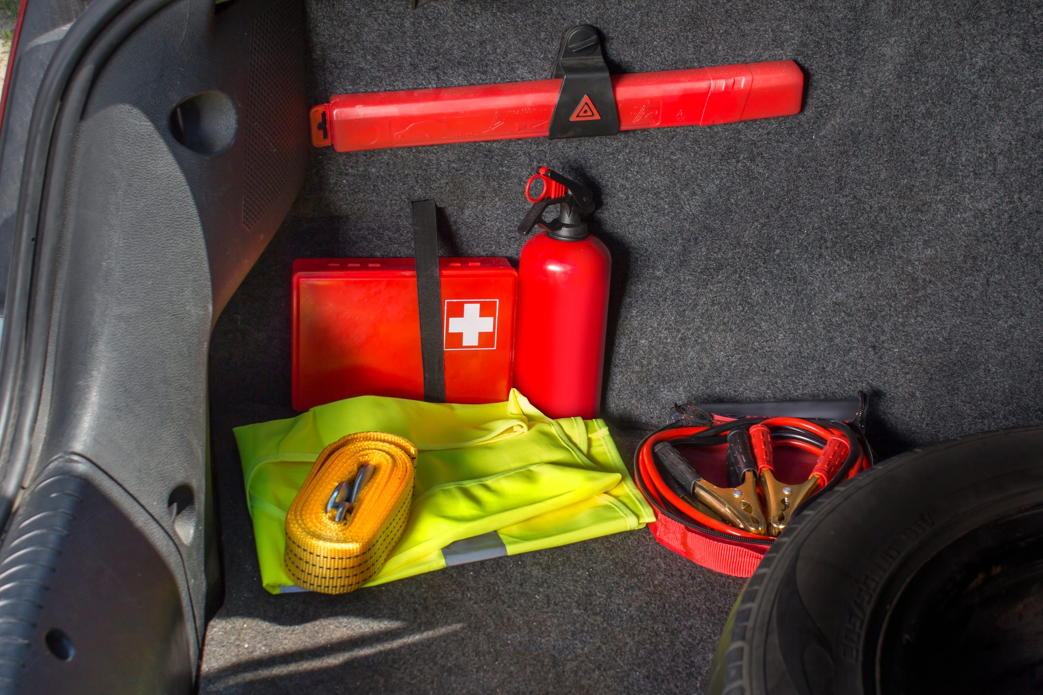 Everything You Need For a Winter Car Emergency Kit