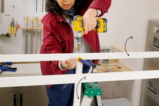 Install the middle legs