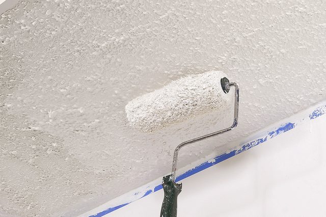 How To Paint A Popcorn Ceiling In 5 Easy Steps Fhmvs25 Mf 01 22 Paintpopcornceiling 4