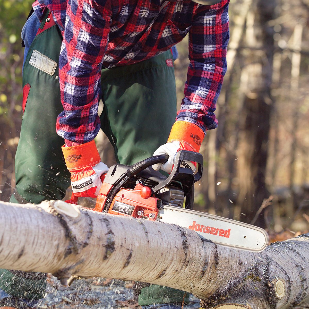 Use Your Chainsaw Safely and Effectively With These Tips