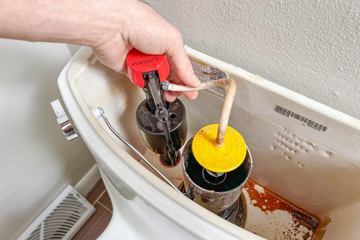 Connecting the refill tube to the colored flow restrictor