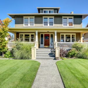 Nice curb appeal of American craftsman style house.