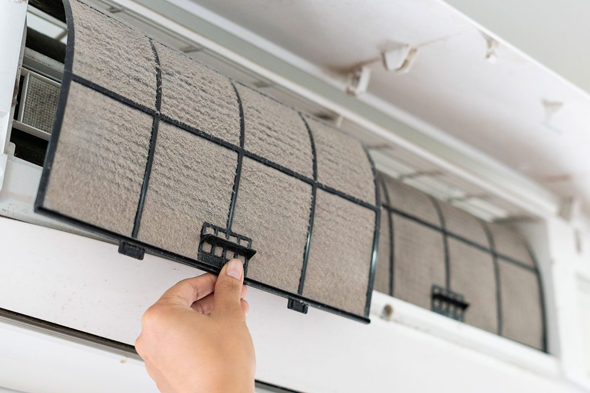 Cleaning the air conditioner filter