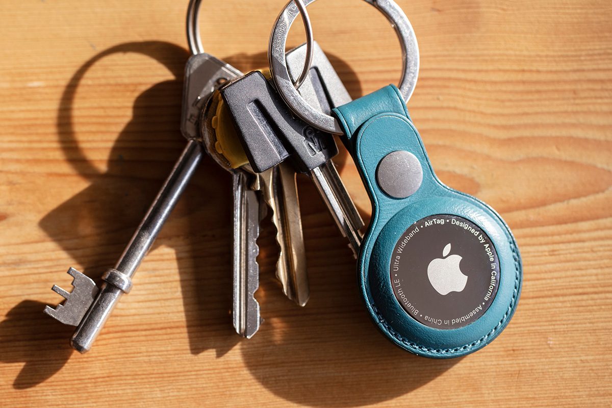 Apple Airtag device to a keychain