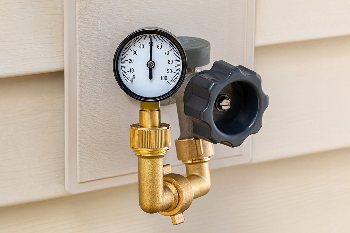 Testing home water pressure on outdoor faucet
