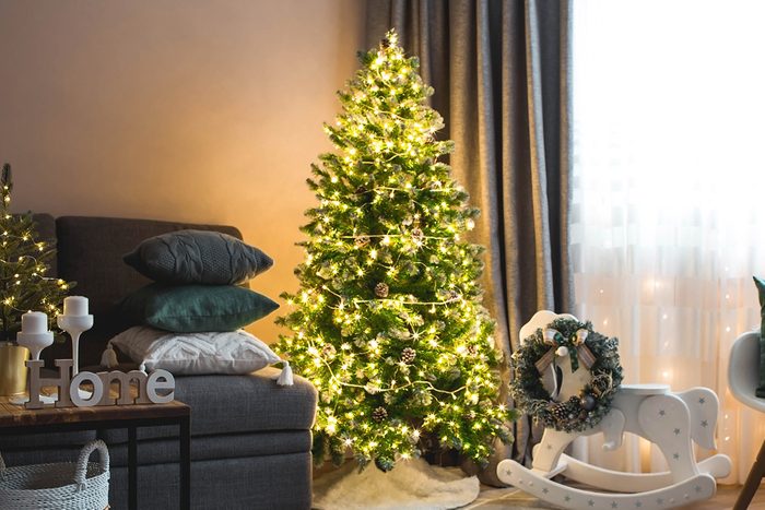 13 Tips For Avoiding Tangled Holiday Lights Gettyimages 1432993535